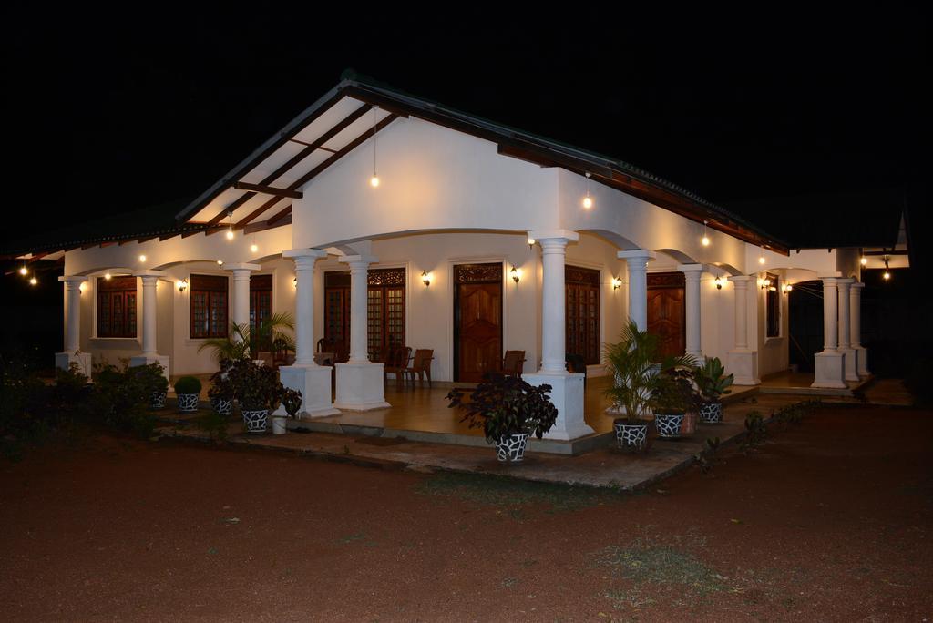 First House Mihintale Hotel Екстериор снимка